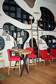  Hotellobby mit einer gut bestückten Minibibliothek  (©foto: Martin Schmitz)